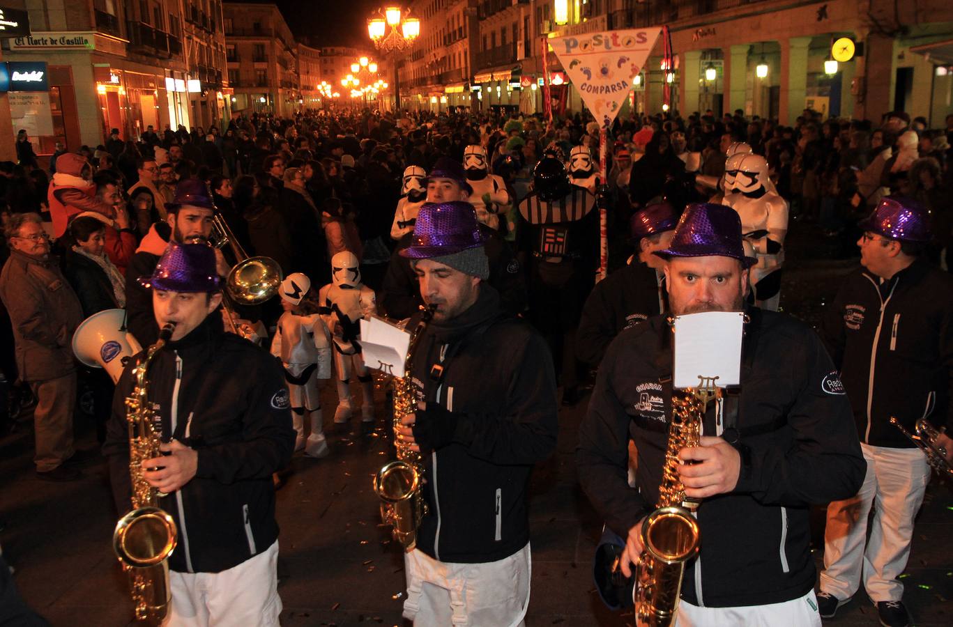 Segovia disfruta del martes de carnaval con un animado desfile