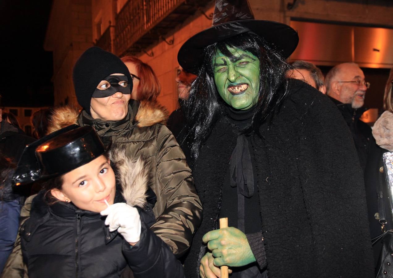 Segovia disfruta del martes de carnaval con un animado desfile