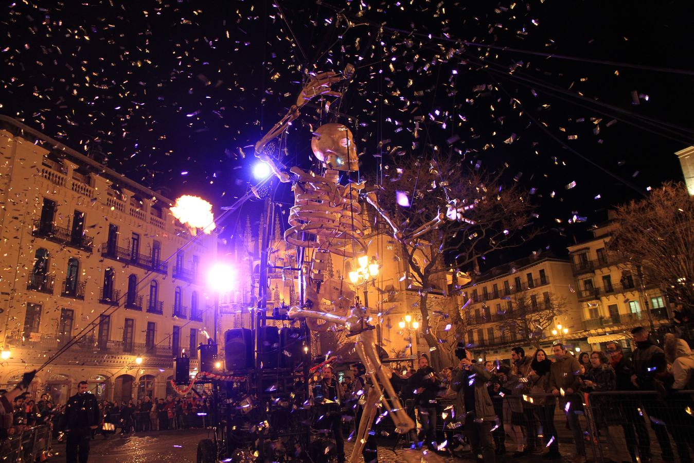 Segovia disfruta del martes de carnaval con un animado desfile
