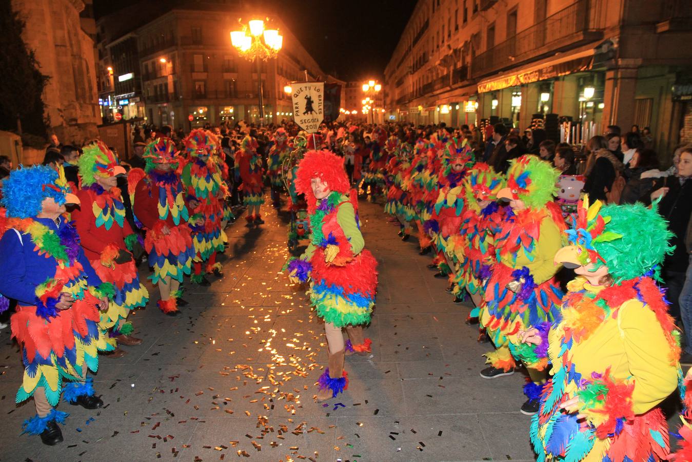 Segovia disfruta del martes de carnaval con un animado desfile