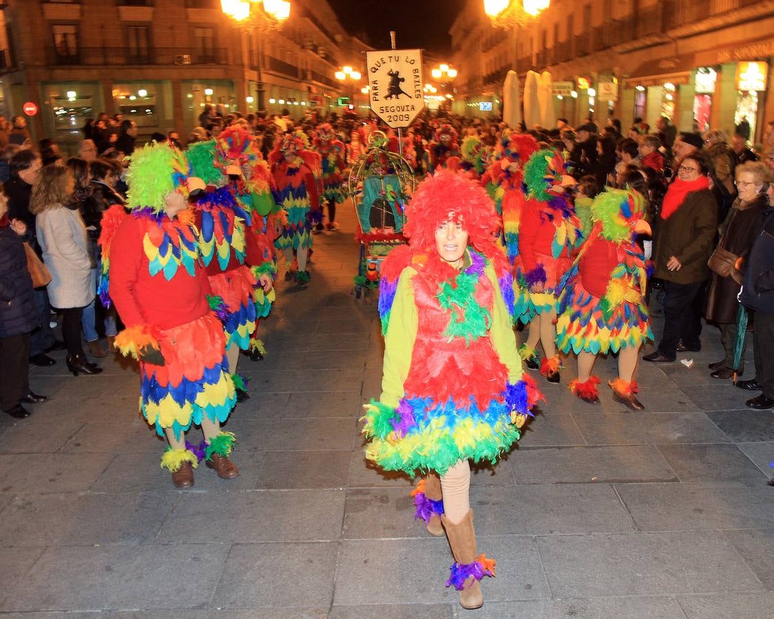 Segovia disfruta del martes de carnaval con un animado desfile