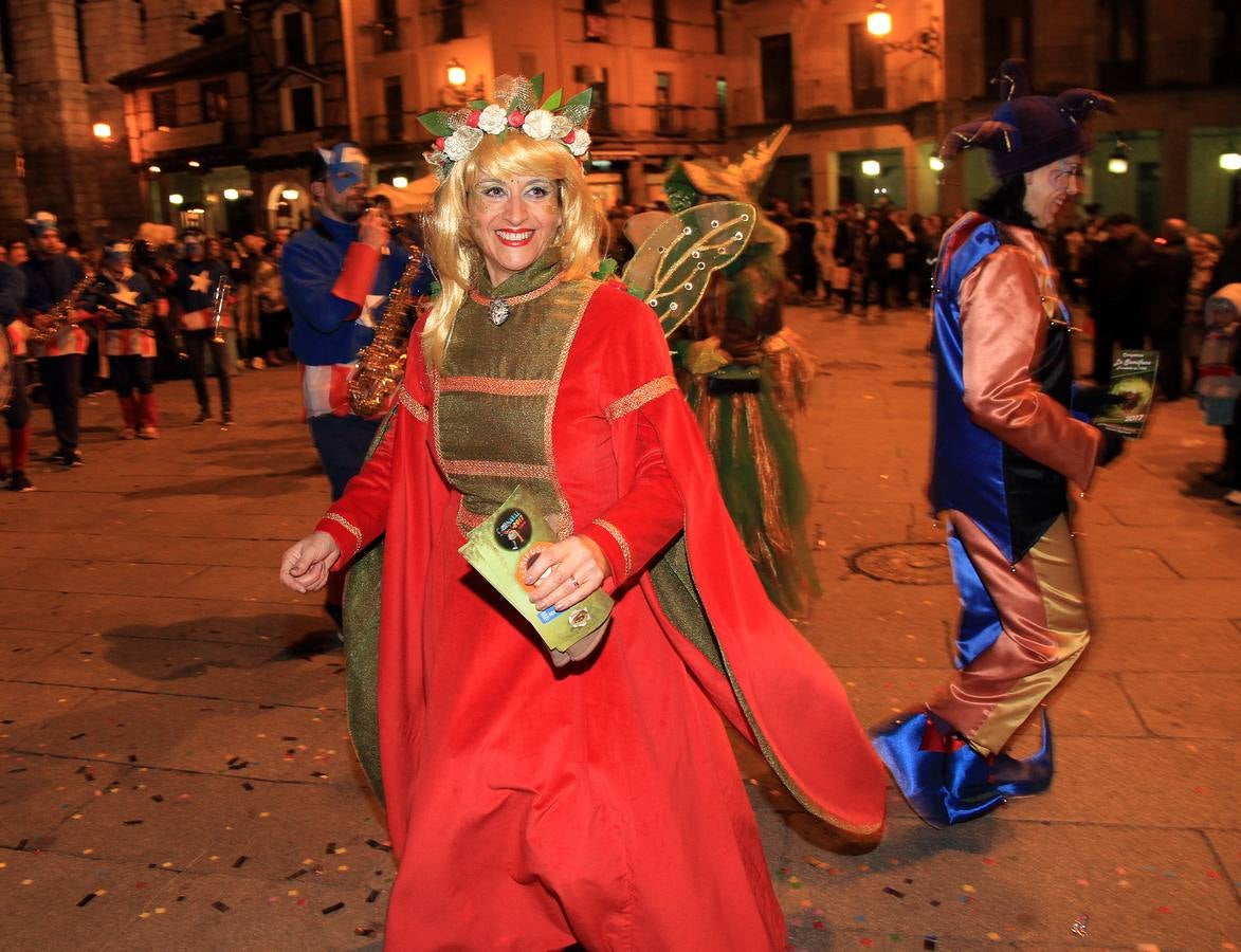 Segovia disfruta del martes de carnaval con un animado desfile