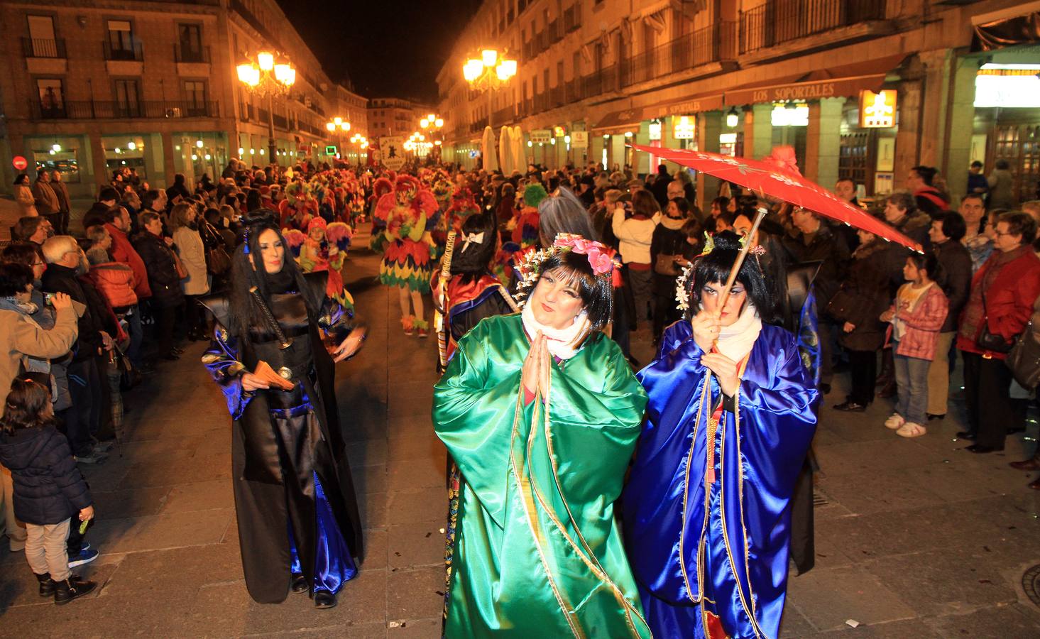 Segovia disfruta del martes de carnaval con un animado desfile