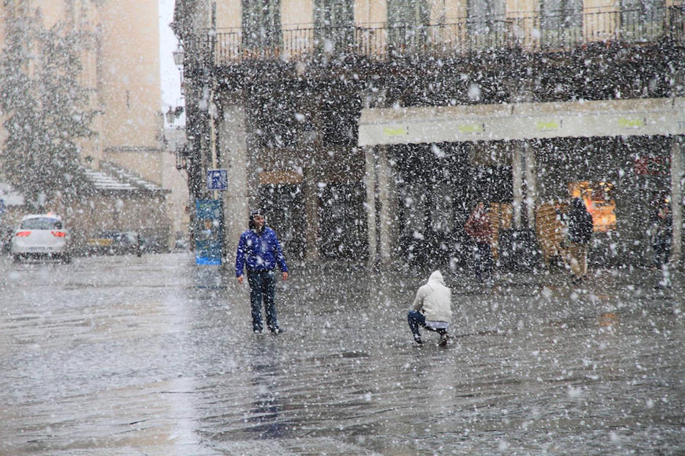 Una intensa nevada cubre Segovia