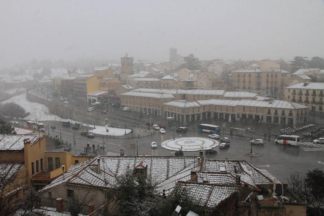 Una intensa nevada cubre Segovia