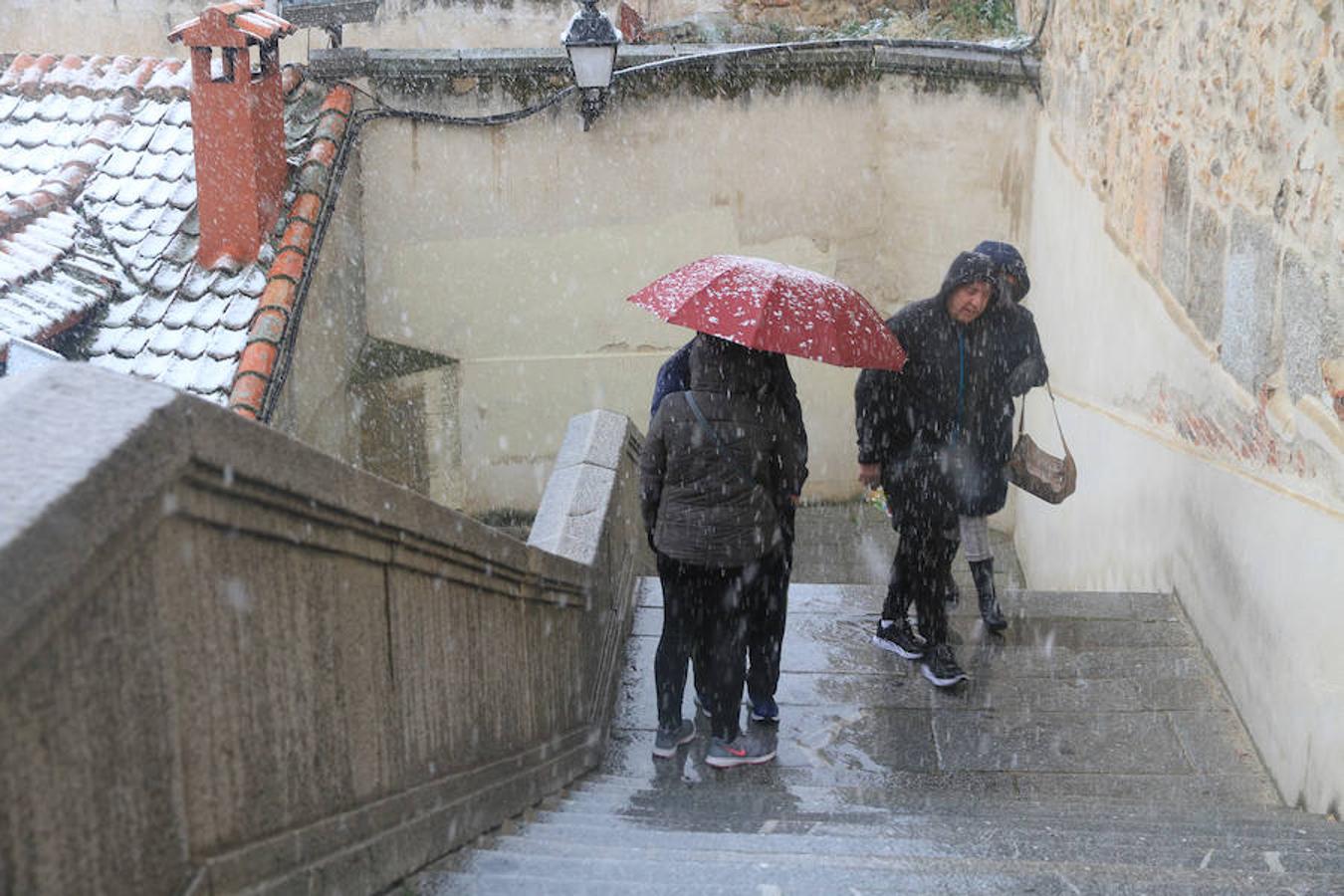 Una intensa nevada cubre Segovia
