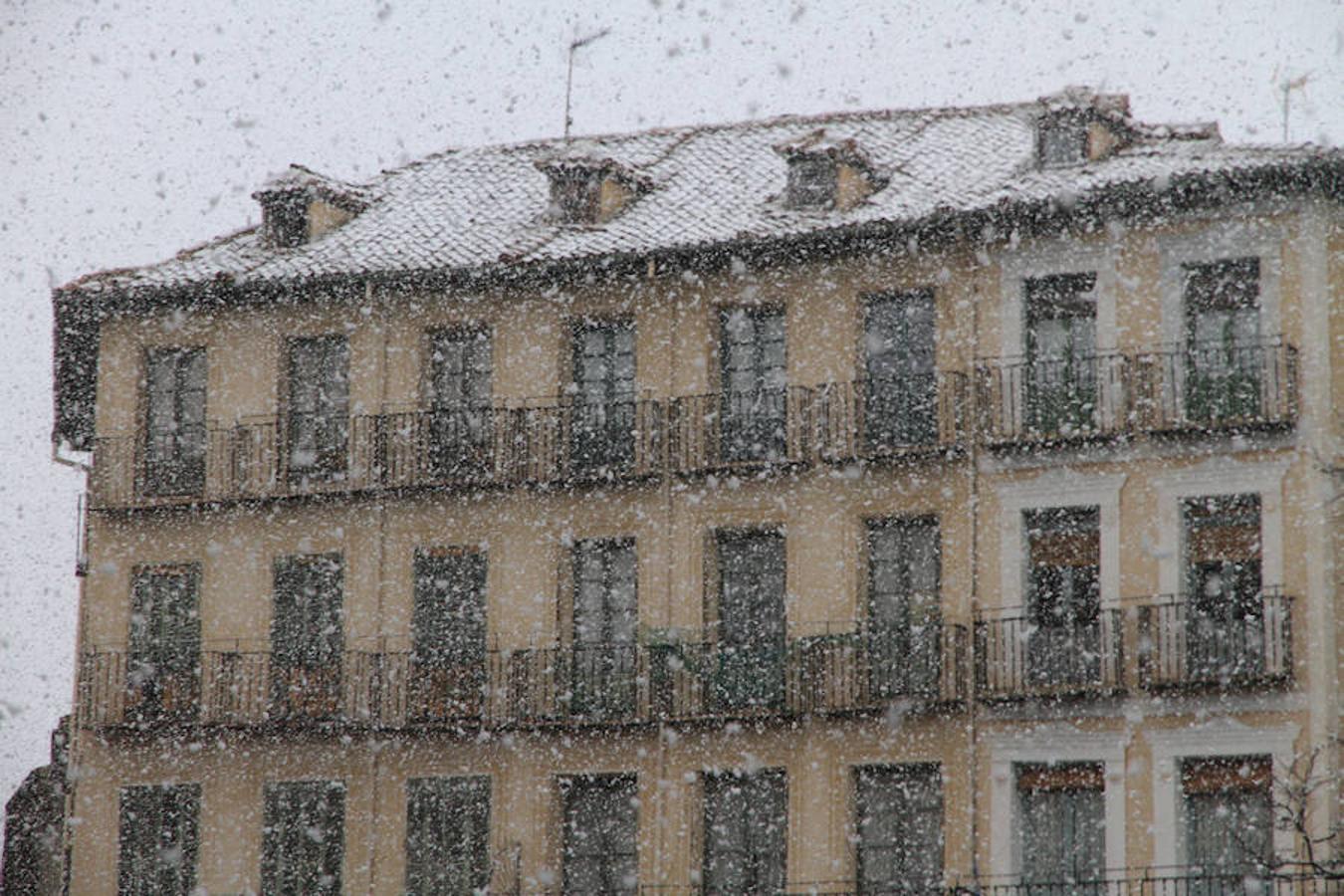 Una intensa nevada cubre Segovia