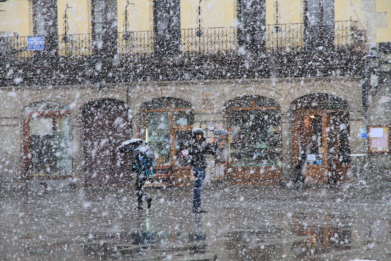 Una intensa nevada cubre Segovia