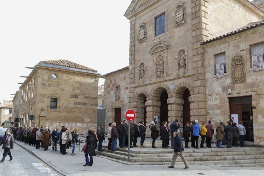 Colas en el besapié del rescatado en San Pablo (Salamanca)