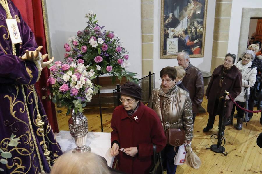 Colas en el besapié del rescatado en San Pablo (Salamanca)