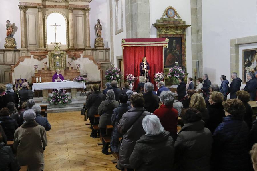 Colas en el besapié del rescatado en San Pablo (Salamanca)