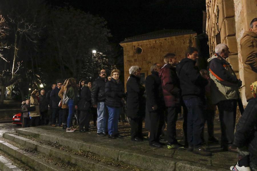 Colas en el besapié del rescatado en San Pablo (Salamanca)