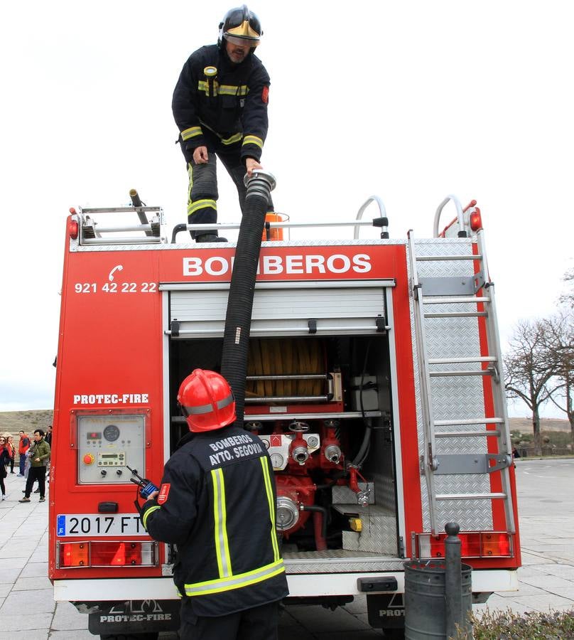 Un simulacro en el Alcázar de Segovia recuerda el incendio que destruyó la fortaleza en 1862