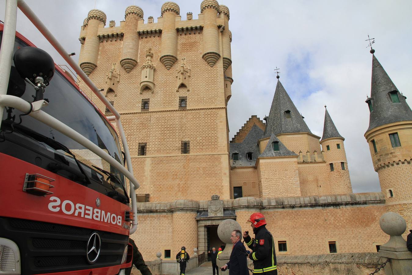 Un simulacro en el Alcázar de Segovia recuerda el incendio que destruyó la fortaleza en 1862