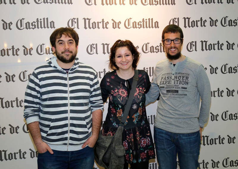 La redactora de El Norte Esther Bengoechea, con los colaboradores del periódico César Ceinos (izquierda) y Daniel de la Torre.