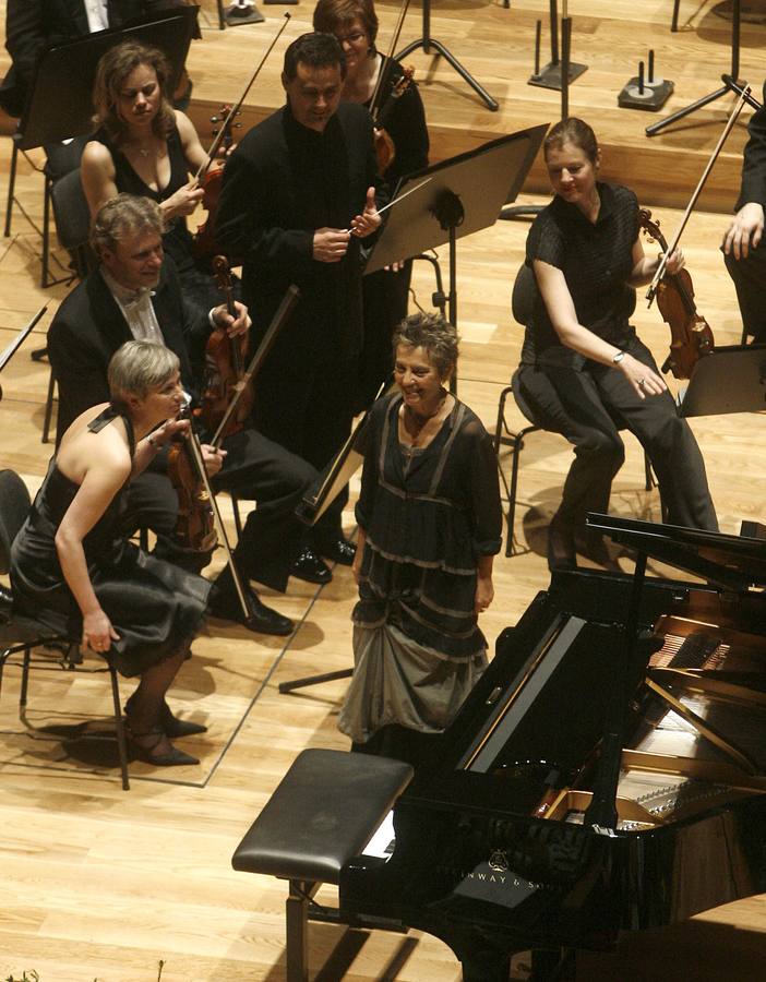 11.04.07 La pianista portuguesa Maria Joao Pires junto a los músicos de la Orquesta Sinfónica de Castilla y León durante el concierto de inauguración del Auditorio de Valladolid.