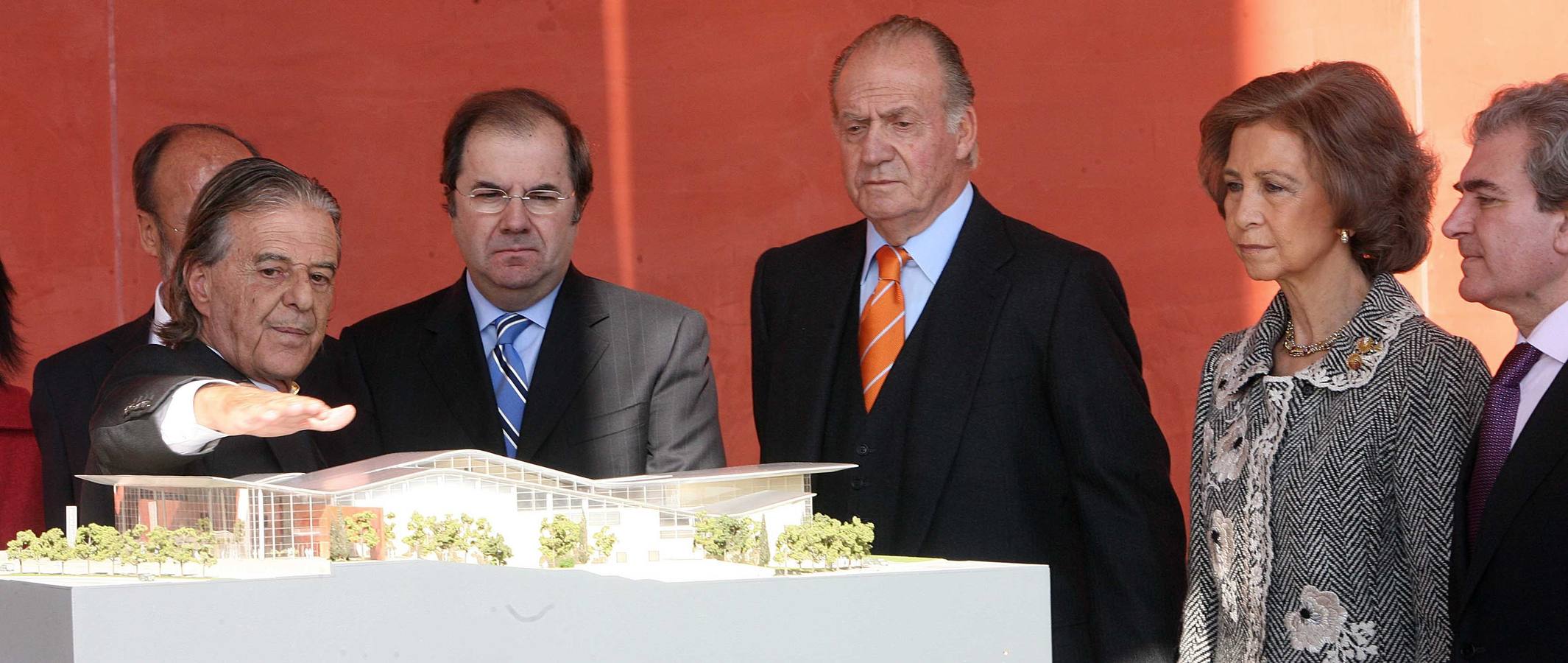 14.11.07 Los Reyes de España, Don Juan Carlos y Doña Sofía inauguran el Centro Cultural Miguel Delibes. En la foto, el arquitecto Ricardo Bofill explica las características del edificio a los Reyes, ante Juan Vicente Herrera, presidente de la Junta.