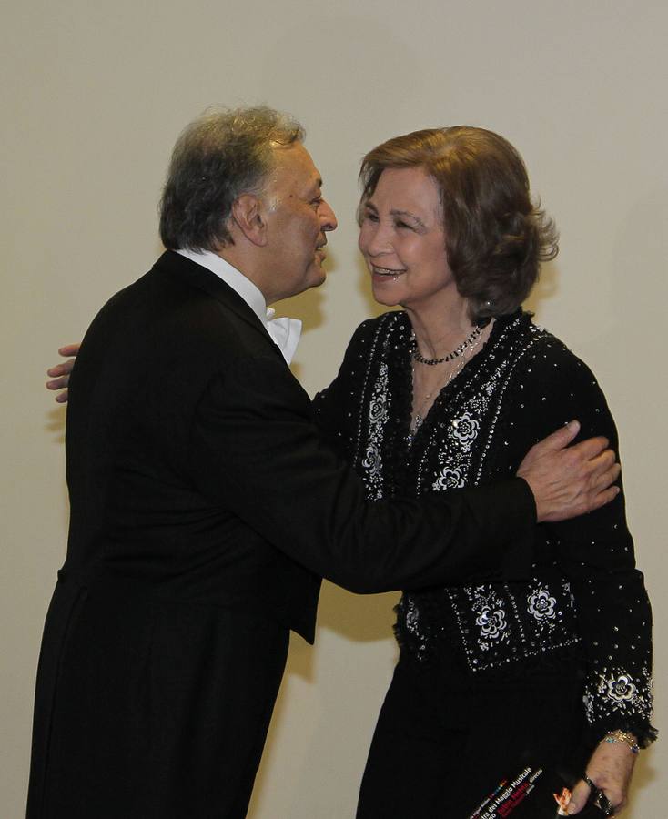 27.01.11 La Reina Doña Sofía saluda al director Zubin Mehta, en el descanso del concierto al que asistió en el Auditorio Miguel Delibes.