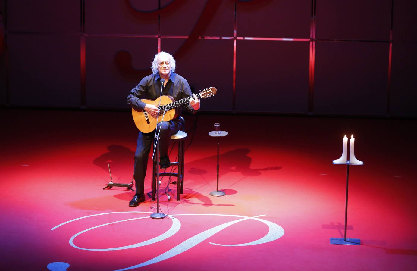 22.04.15 Amancio Prada puso la música en la entrega de los Premios Castilla y León.