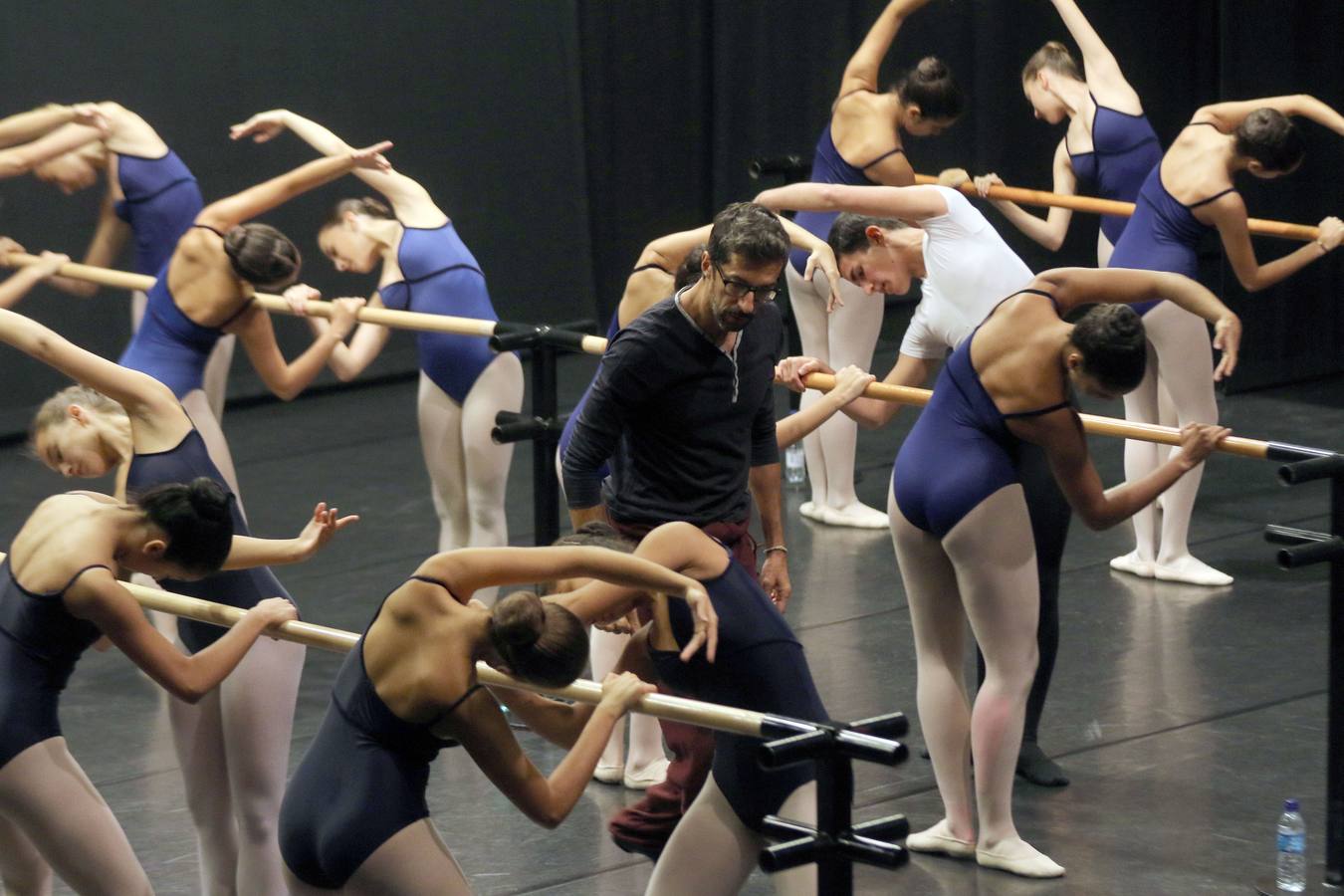 02.10.16 José Carlos Martínez, director de la Compañía Nacional de Danza (CND, inaugura el curso de la Escuela Profesional de Danza de Castilla y León con una clase magistral en el Auditorio Miguel Delibes.