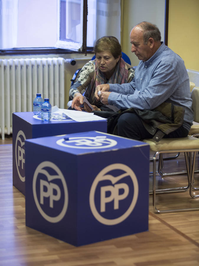 Los afiliados votan en las primarias del PP de Castilla y León en la sede regional de Valladolid