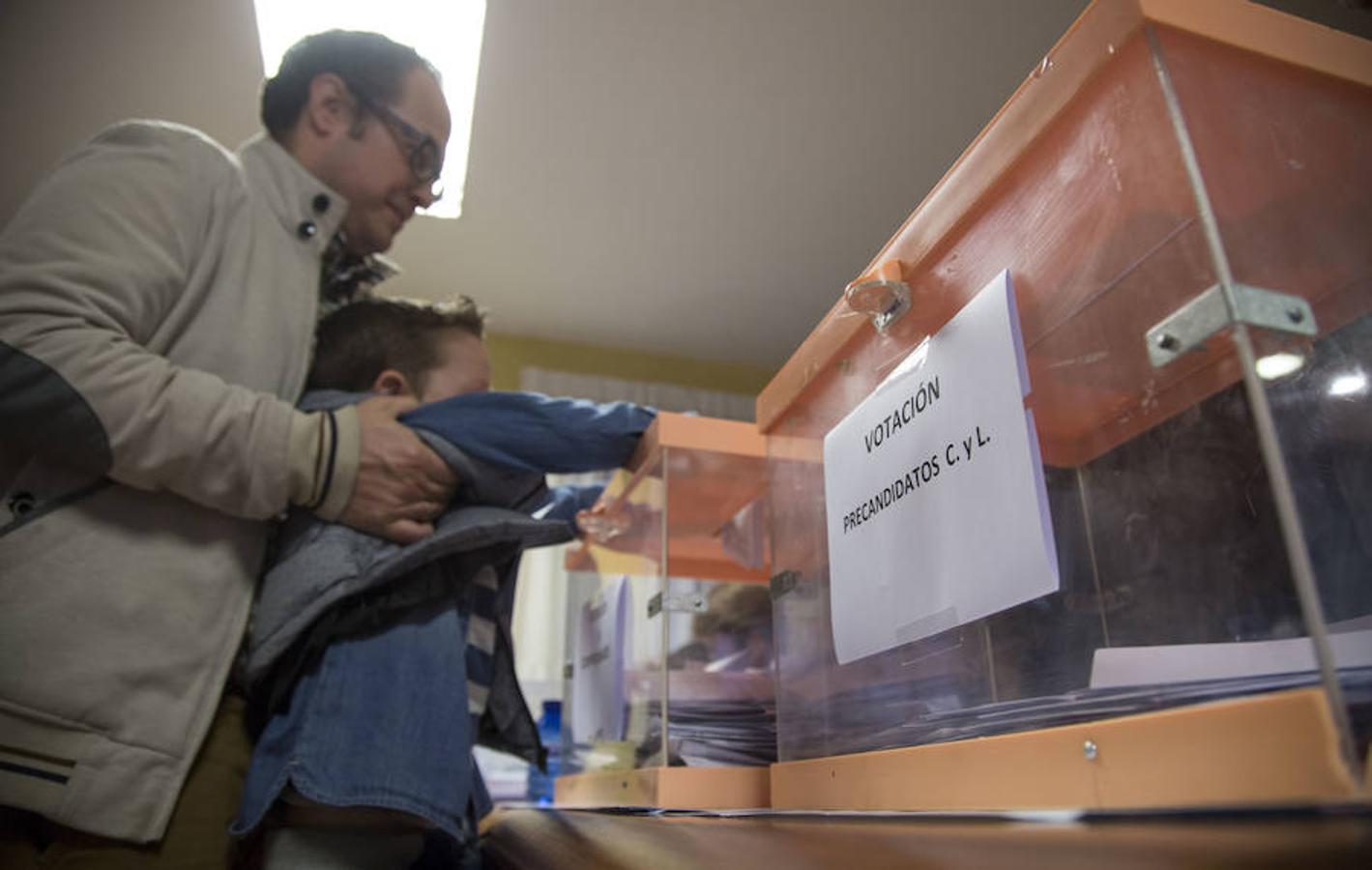 Los afiliados votan en las primarias del PP de Castilla y León en la sede regional de Valladolid