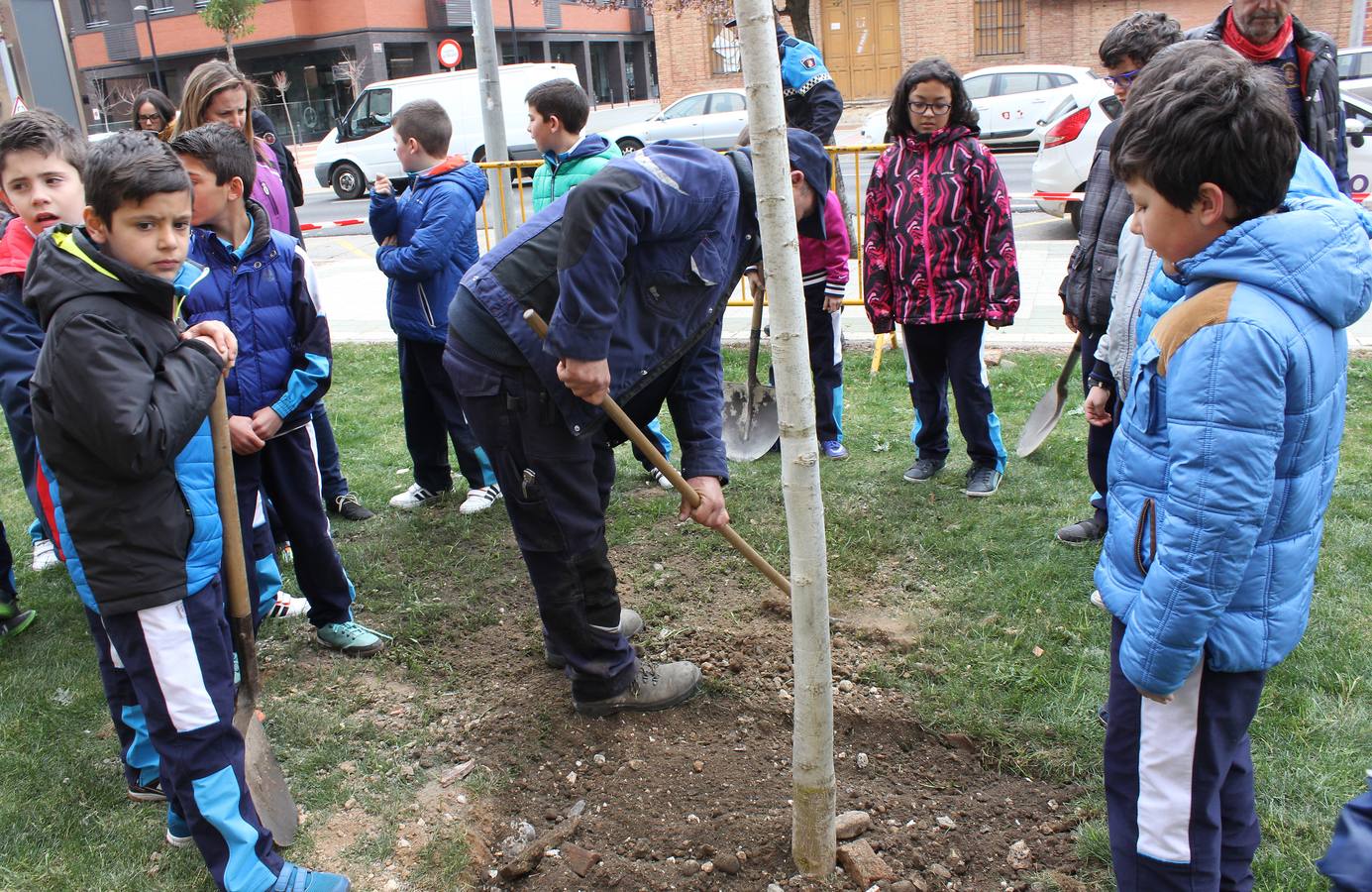 Escolares palentinos celebran el Día del Árbol