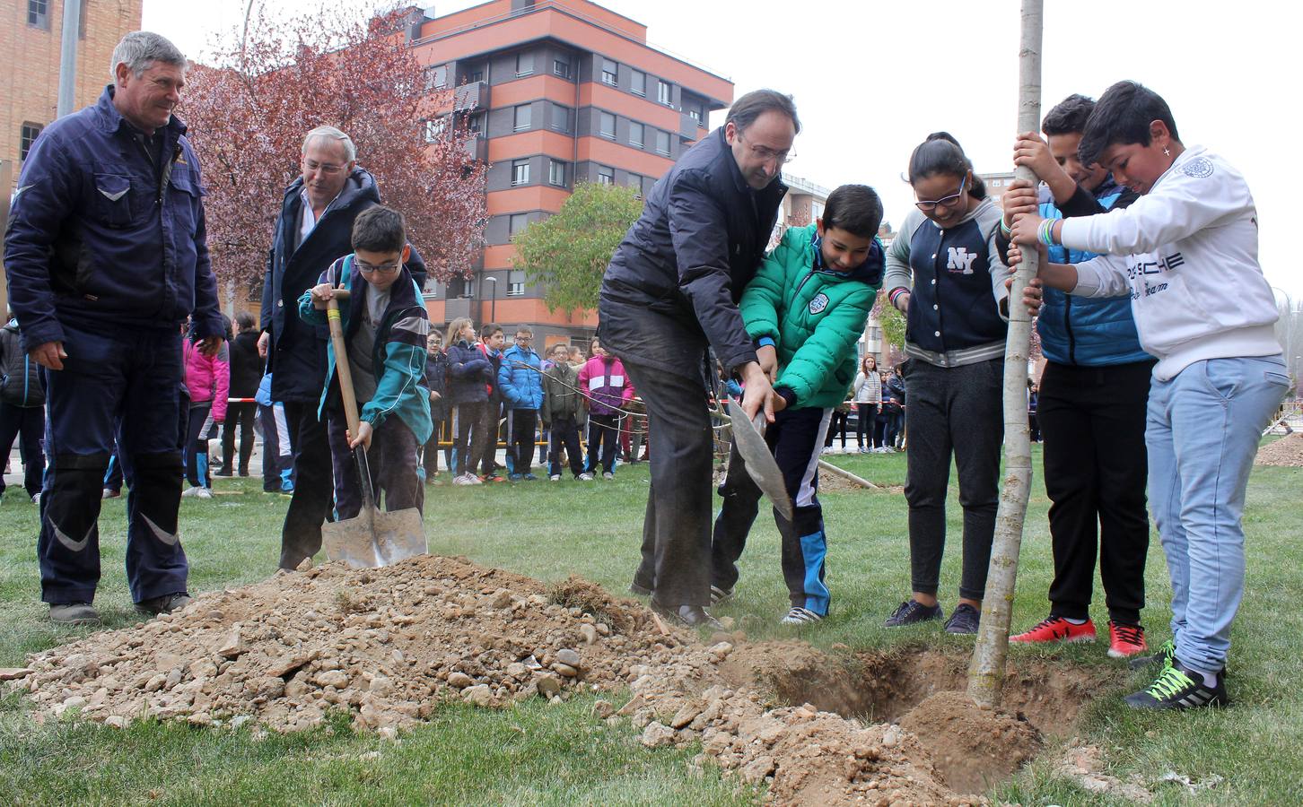 Escolares palentinos celebran el Día del Árbol