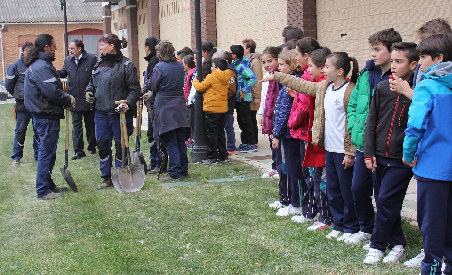 Escolares palentinos celebran el Día del Árbol