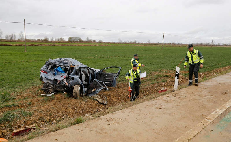 Tres miembros de una familia fallecen en un accidente en Villaturde (Palencia)