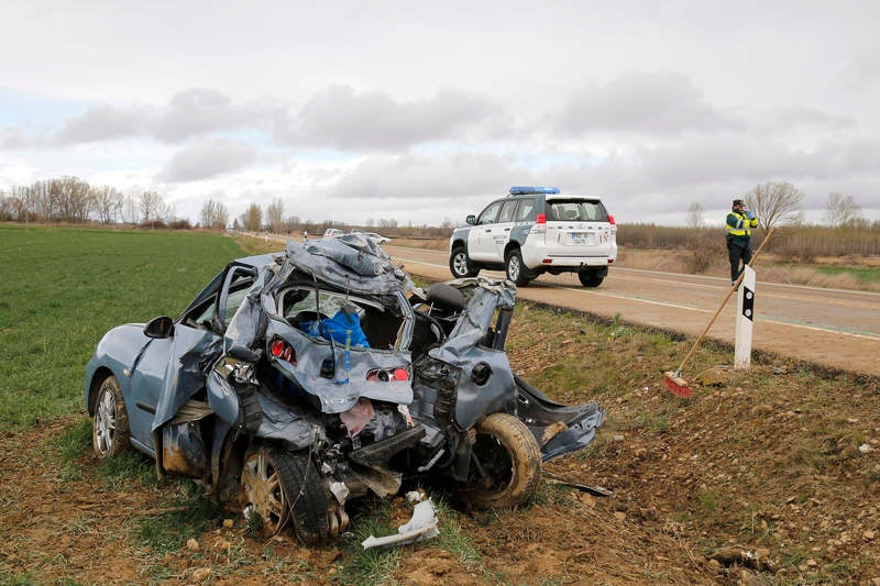 Tres miembros de una familia fallecen en un accidente en Villaturde (Palencia)