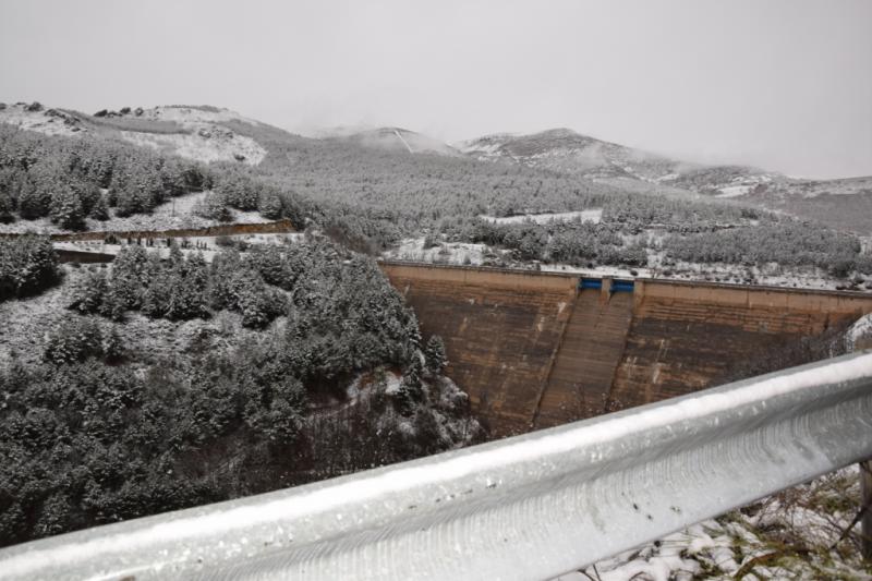 La nieve tiñe de blanco el norte de Palencia
