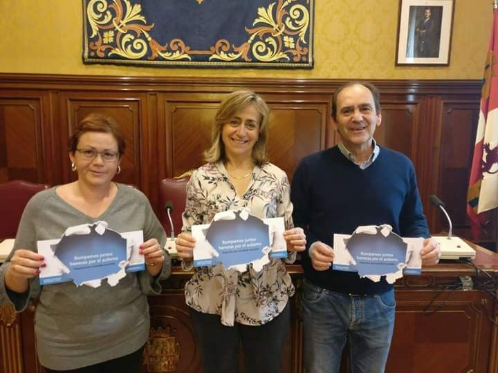 Con el lema de la campaña, en la Diputación.