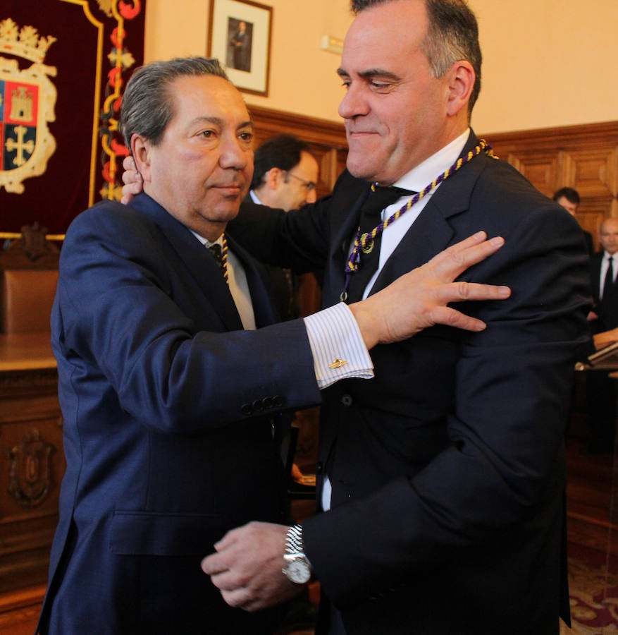 Entrega de la medalla de oro de la ciudad a la cofradia de los nazarenos de Palencia