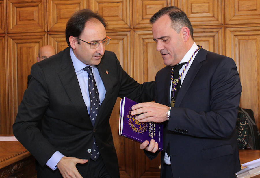 Entrega de la medalla de oro de la ciudad a la cofradia de los nazarenos de Palencia
