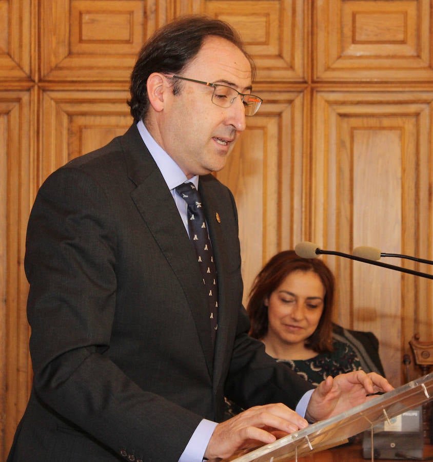 Entrega de la medalla de oro de la ciudad a la cofradia de los nazarenos de Palencia