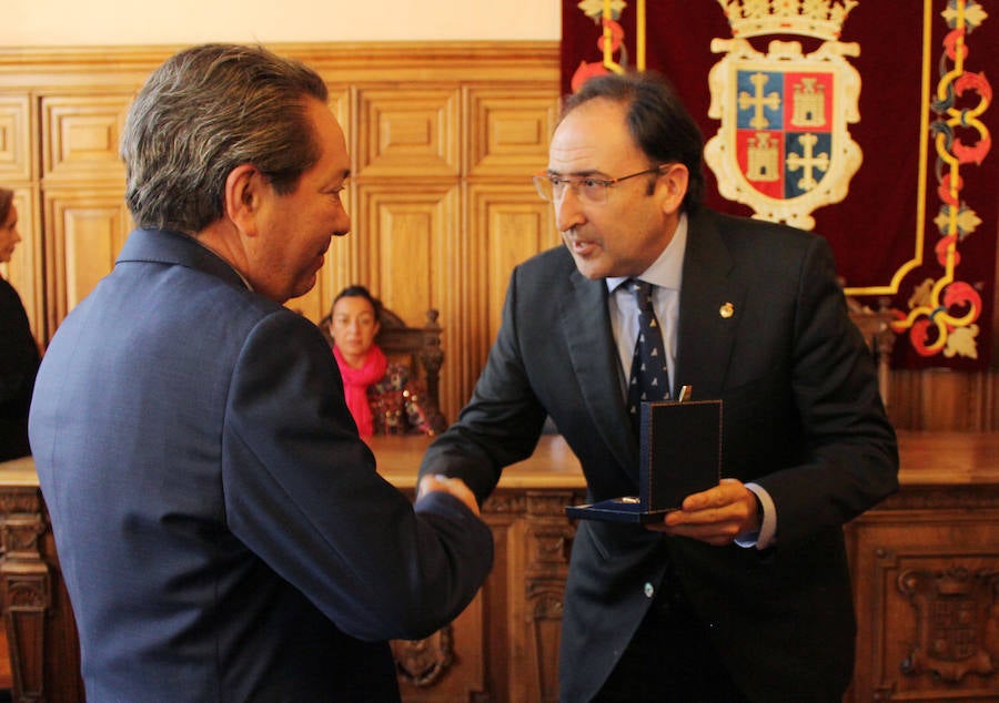 Entrega de la medalla de oro de la ciudad a la cofradia de los nazarenos de Palencia