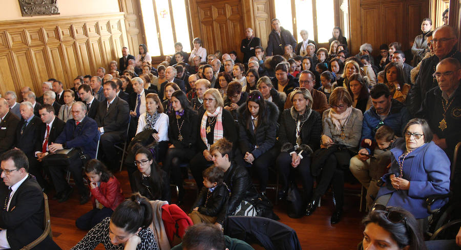 Entrega de la medalla de oro de la ciudad a la cofradia de los nazarenos de Palencia