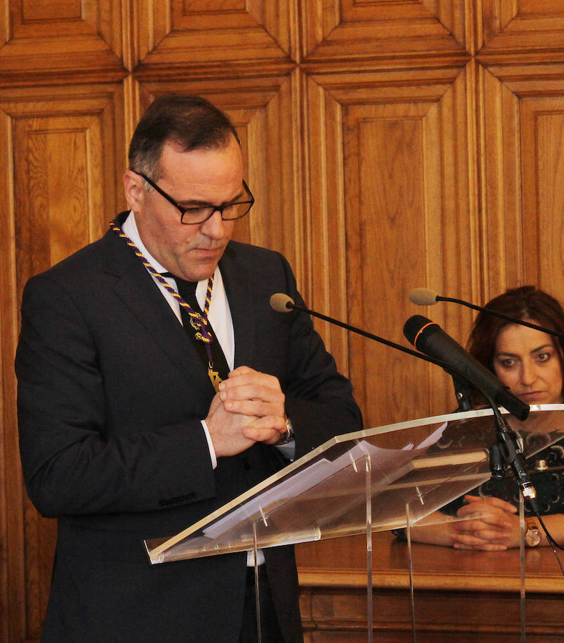 Entrega de la medalla de oro de la ciudad a la cofradia de los nazarenos de Palencia