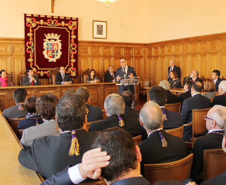 Entrega de la medalla de oro de la ciudad a la cofradia de los nazarenos de Palencia