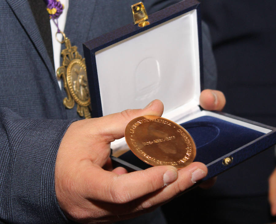 Entrega de la medalla de oro de la ciudad a la cofradia de los nazarenos de Palencia