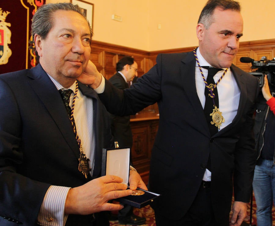 Entrega de la medalla de oro de la ciudad a la cofradia de los nazarenos de Palencia