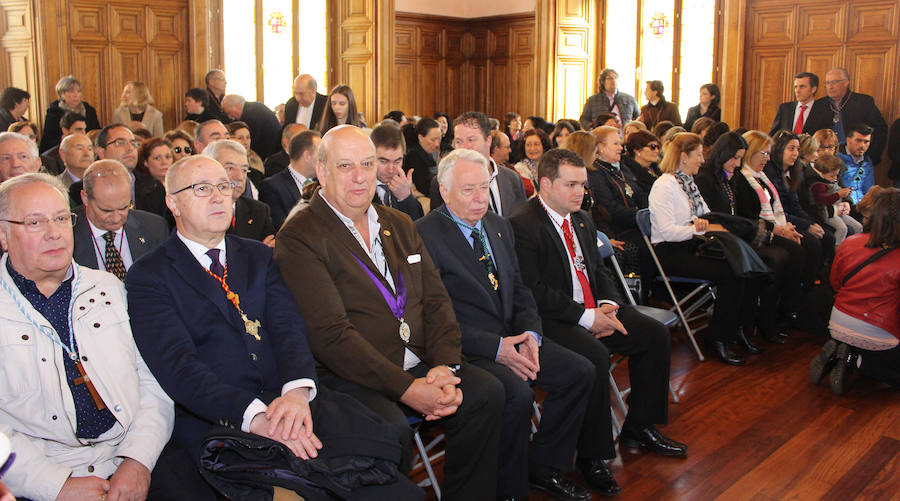 Entrega de la medalla de oro de la ciudad a la cofradia de los nazarenos de Palencia