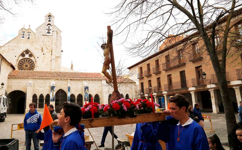 Alumnos del colegio Divino Maestro de Palencia escenifican la Pasión