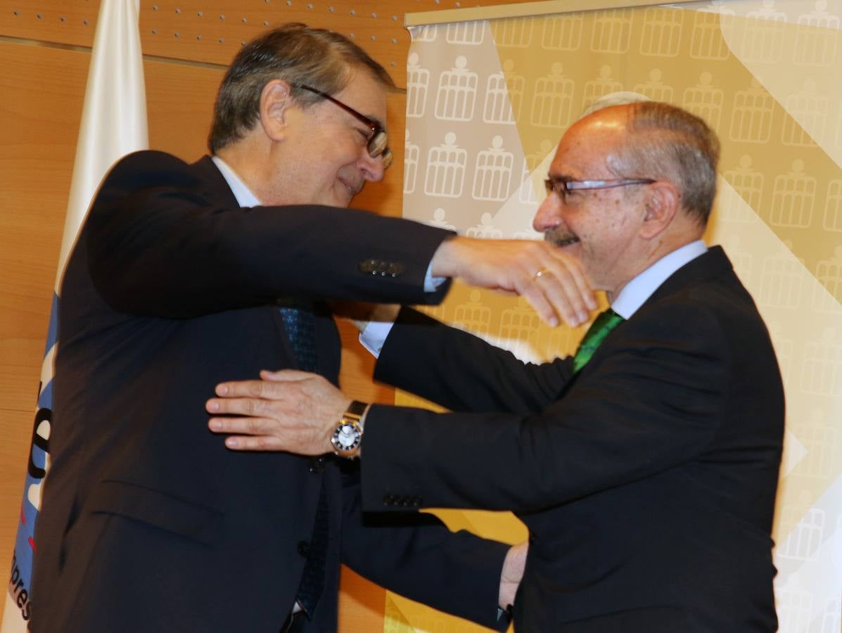 La Agrupación Segoviana de Empresarios del Transporte entrega los Acueductos de Plata