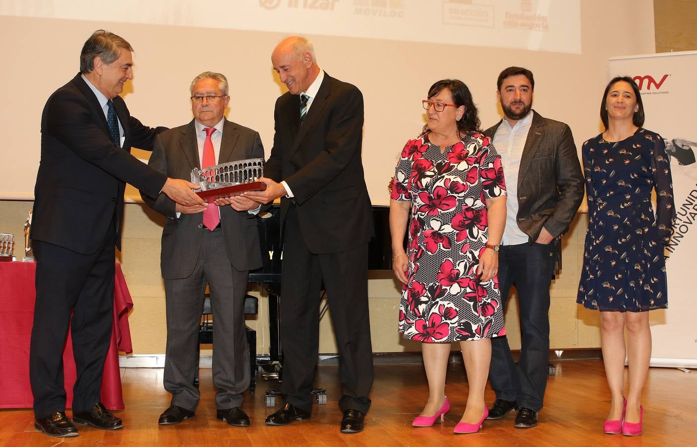 La Agrupación Segoviana de Empresarios del Transporte entrega los Acueductos de Plata