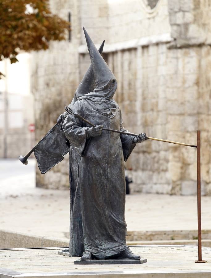 Monumento al cofrade en la plaza de San Pablo.