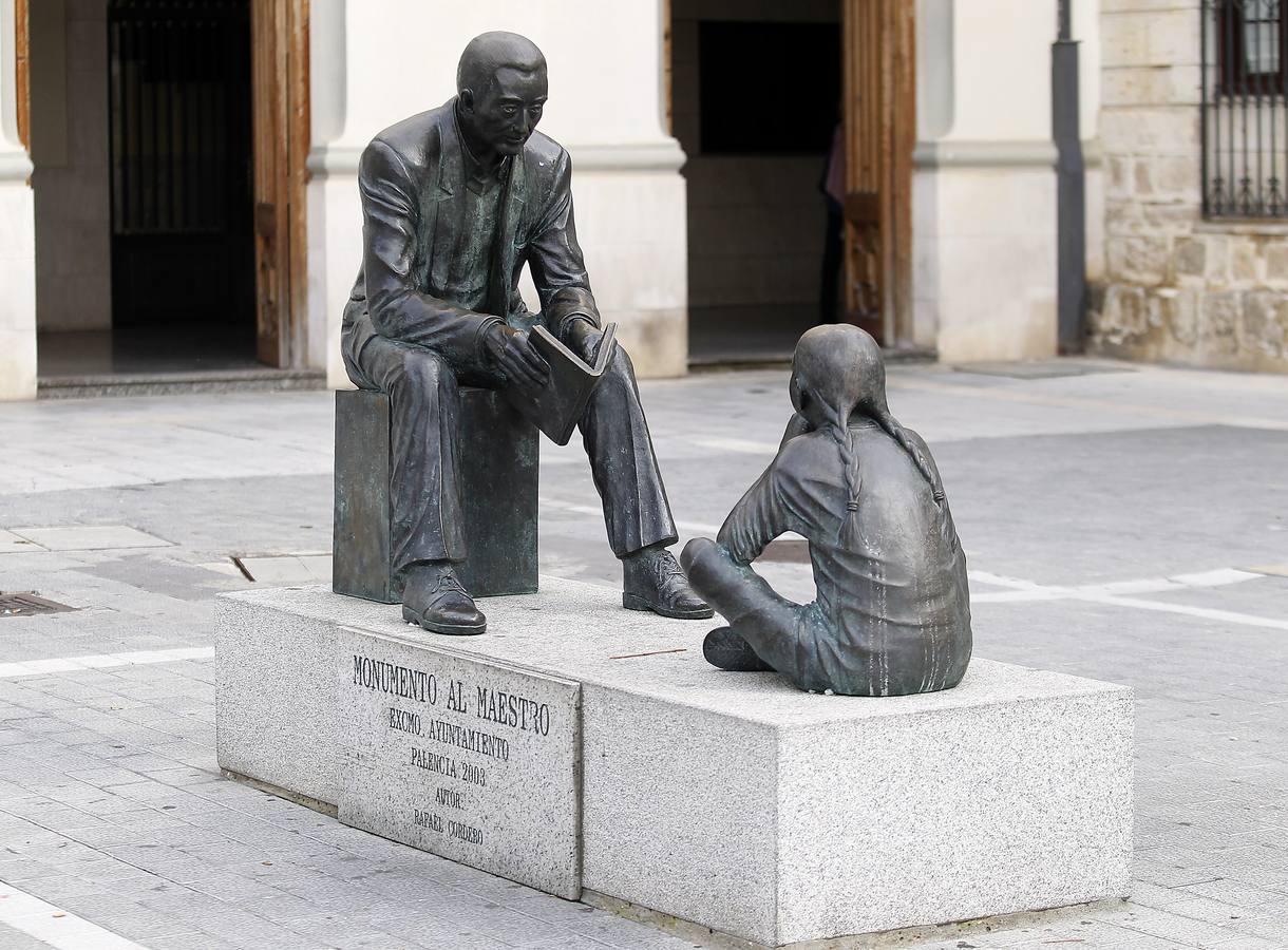 Monumento al maestro en la plaza de la Inmaculada.