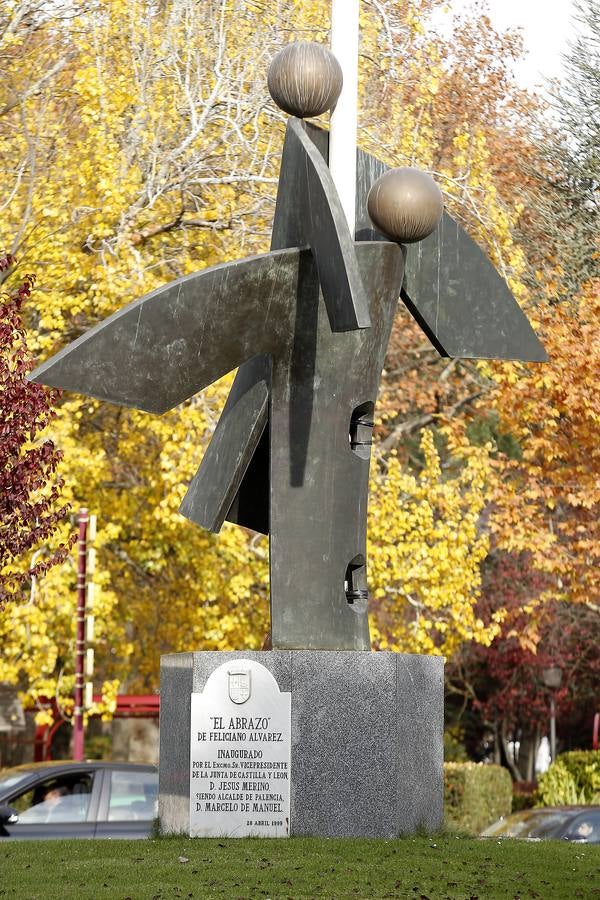 Estatua 'El abrazo' en la plaza León.