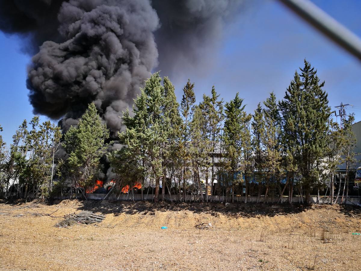 Incendio en un taller de neumáticos de Valladolid